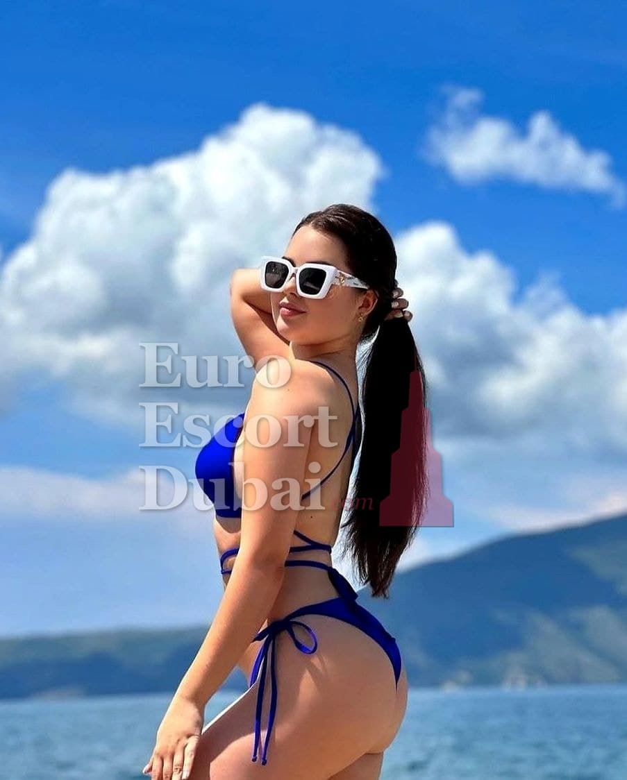 Louise, 20, escort in Al Ain — French, 169 cm (photo 5 of 6)