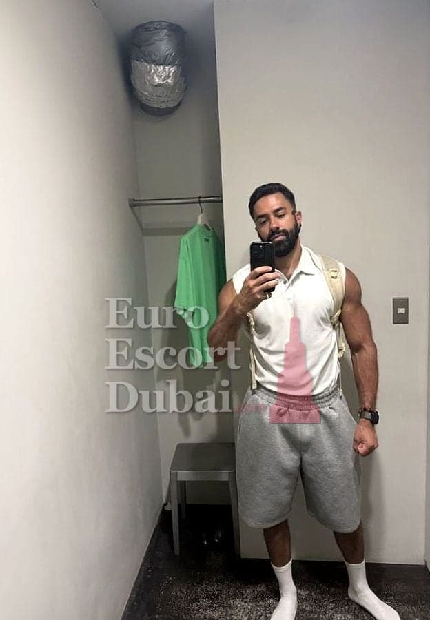 Sam, 35, escort in Dubai — 180 cm, black hair (photo 2 of 10)
