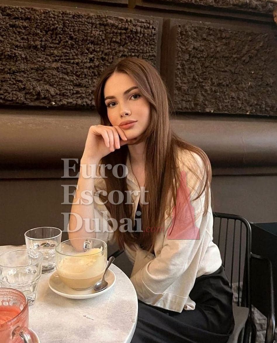Severine, 28, escort in Sharjah — brown hair, French (photo 4 of 6)