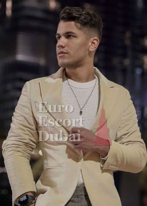 Tomas, 28, escort in Abu Dhabi — brown hair, 178 cm (photo 7 of 10)