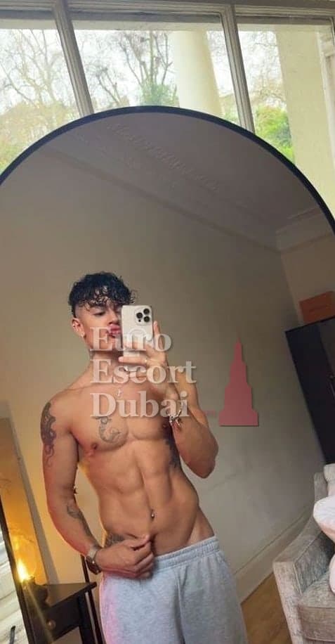 Easton, 21, escort in Dubai — black hair, 173 cm (photo 7 of 13)