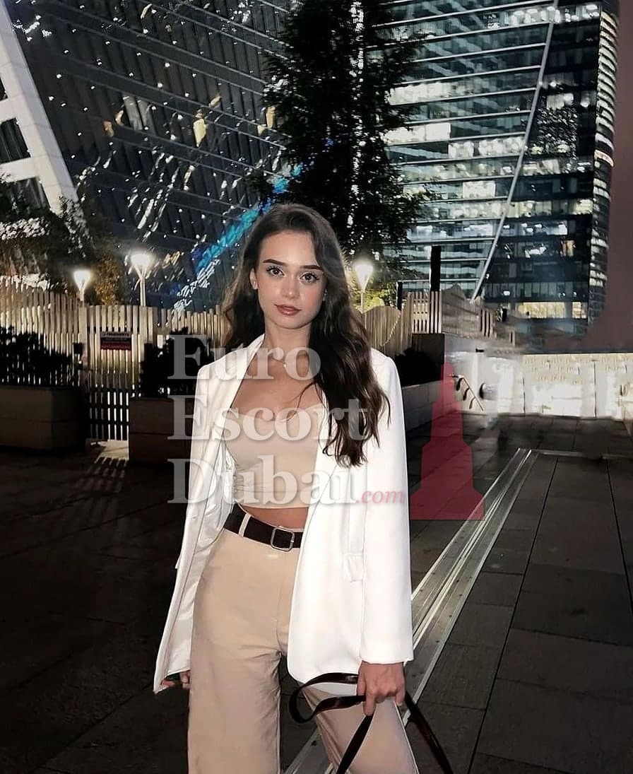 Cara, 20, escort in Dubai — brown hair, 168 cm (photo 5 of 6)