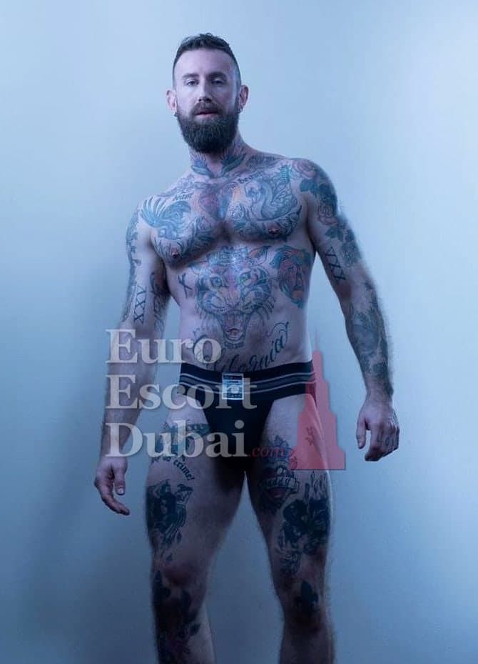 Victor, 36, escort in Abu Dhabi — brown hair, 185 cm (photo 9 of 13)