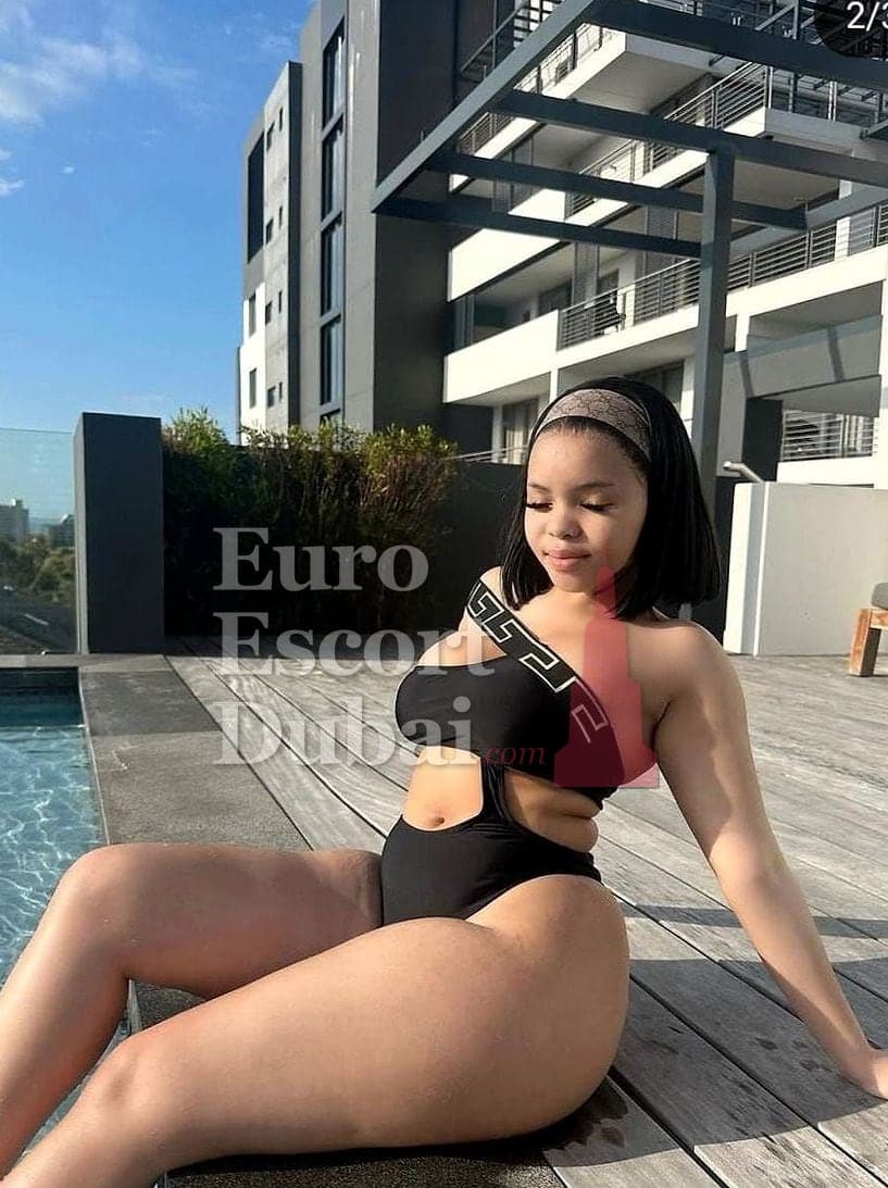 Amina, 29, escort in Dubai — black hair, 168 cm (photo 3 of 4)