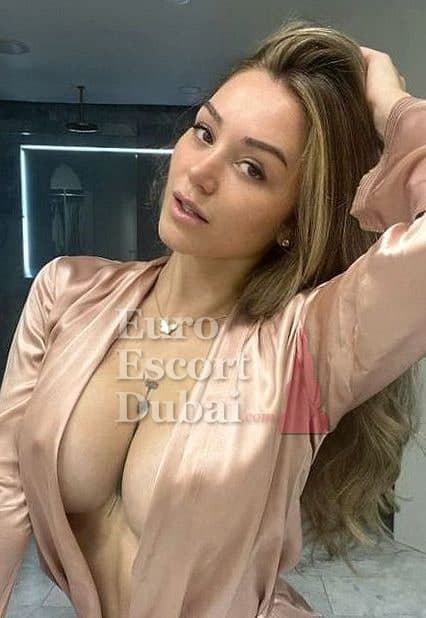 Karla, 28, escort in Dubai — French, 170 cm (photo 2 of 5)