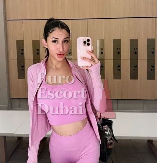 Clara, 23, escort in Abu Dhabi — 176 cm, black hair (photo 3 of 13)