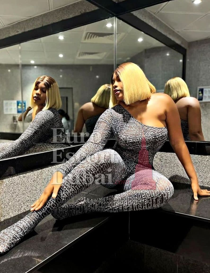 Karima, 30, escort in Dubai — 171 cm, blonde hair (photo 3 of 4)