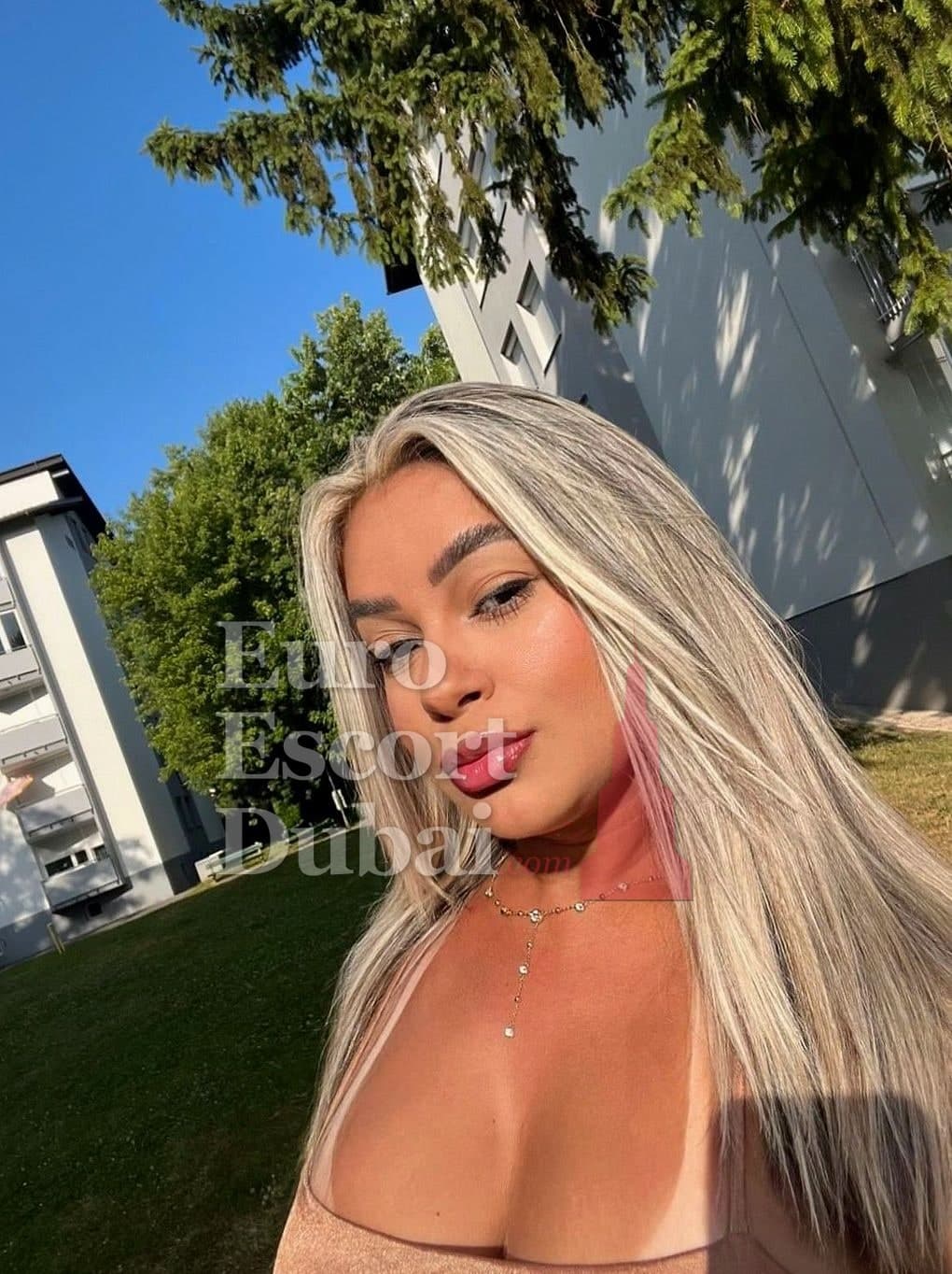 Esenia, 28, escort in Dubai — Irish, 155 cm (photo 2 of 7)