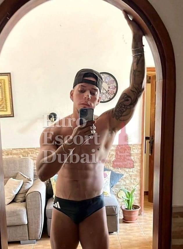 Santiago, 27, escort in Dubai — 183 cm, black hair (photo 8 of 11)