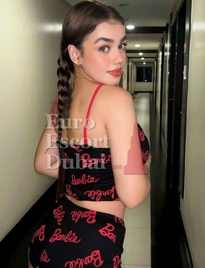 Rayssa, 23, escort in Dubai — Spanish, 165 cm (photo 5 of 6)