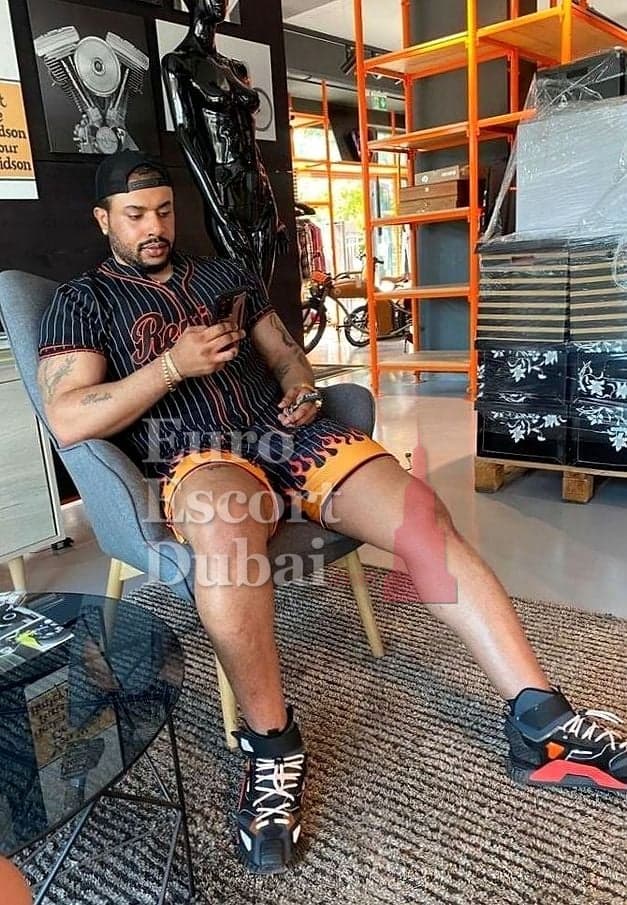 William, 29, escort in Dubai — 188 cm, black hair (photo 2 of 11)