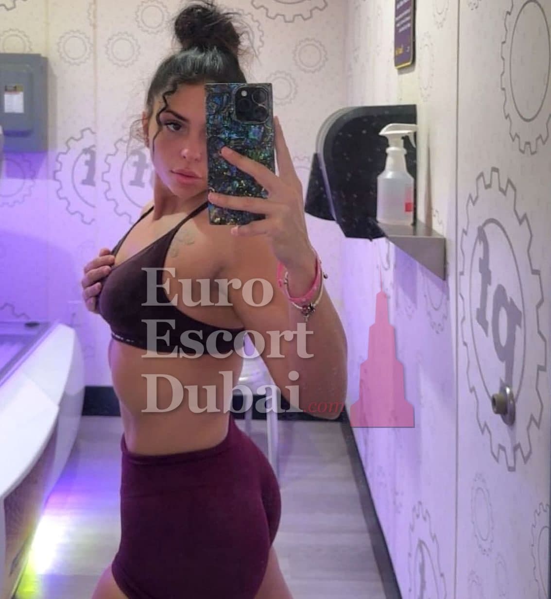 Debora, 25, escort in Dubai — brown hair, 170 cm (photo 3 of 6)