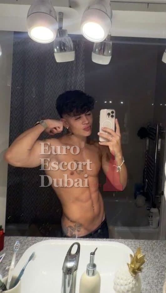 Easton, 21, escort in Dubai — 173 cm, black hair (photo 10 of 13)