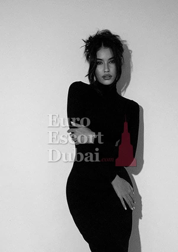 Christina, 29, escort in Dubai — 160 cm, brown hair (photo 4 of 4)