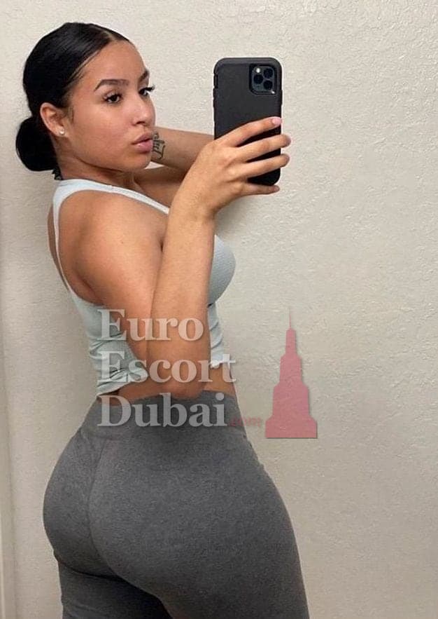 Mia, 27, escort in Abu Dhabi — black hair, 154 cm (photo 7 of 10)