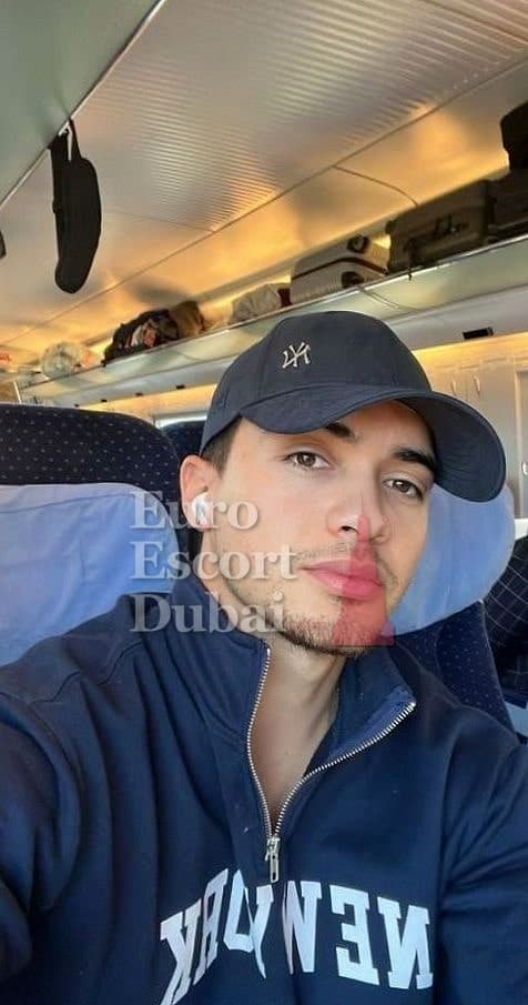Vicente, 26, escort in Al Ain — 180 cm, black hair (photo 2 of 8)