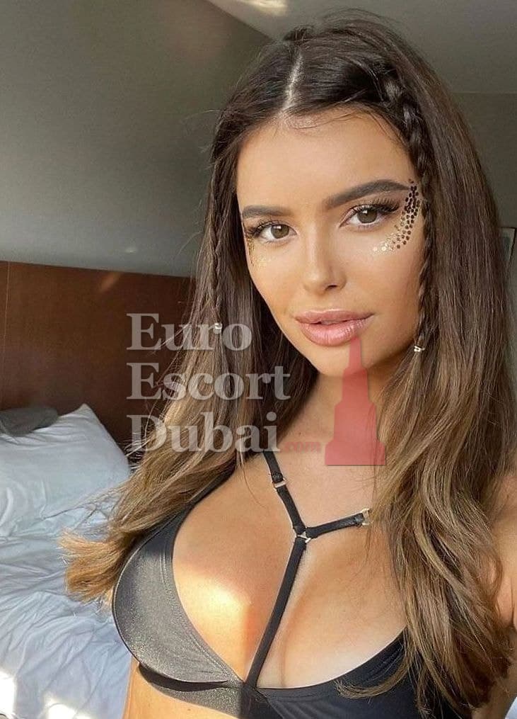 Daisy, 25, escort in Dubai — brown hair, 169 cm (photo 1 of 6)