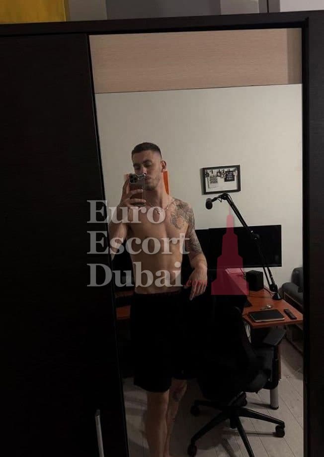 Luke, 20, escort in Abu Dhabi — 195 cm, black hair (photo 6 of 7)