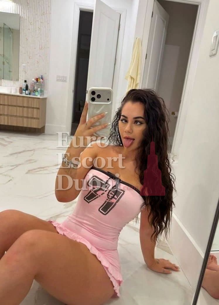 Ebba, 31, escort in Abu Dhabi — 170 cm, brown hair (photo 8 of 10)