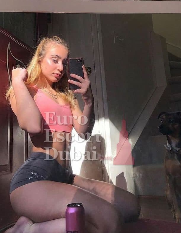 Brooke, 26, escort in Dubai — brown hair, German (photo 4 of 10)