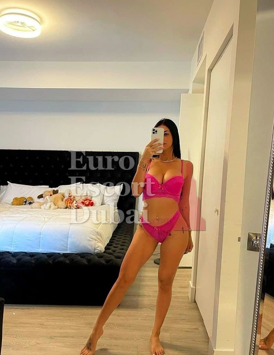 Mila, 23, escort in Dubai — black hair, 166 cm (photo 3 of 4)