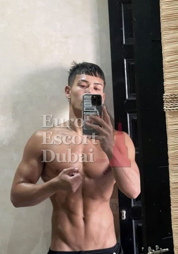Paul, 22, escort in Dubai — black hair, 170 cm (photo 5 of 13)