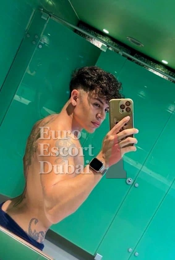Easton, 21, escort in Dubai — 173 cm, black hair (photo 8 of 13)