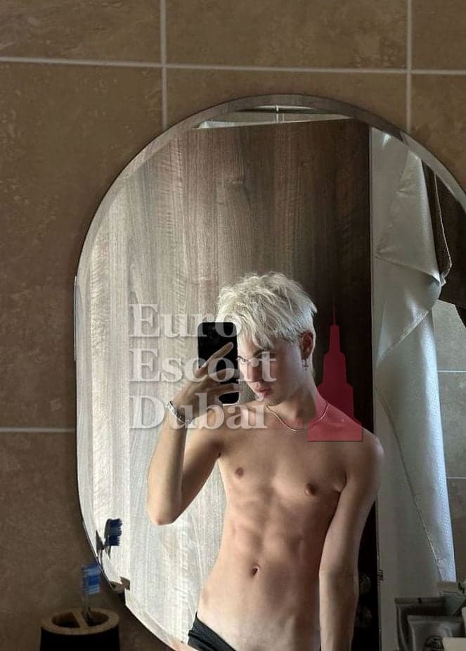 Tristan, 19, escort in Dubai — blonde hair, 175 cm (photo 7 of 13)