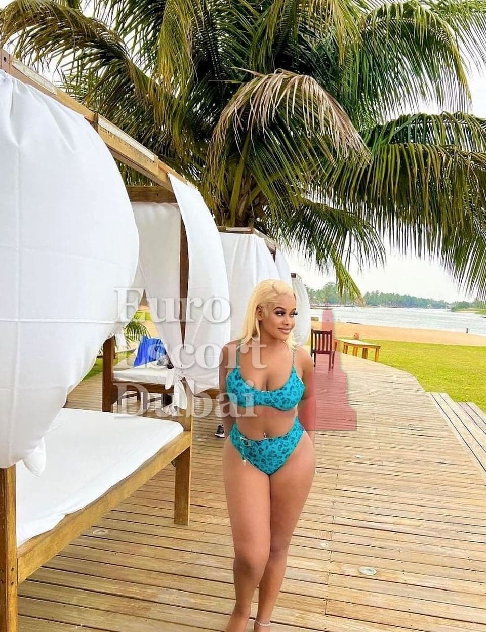 Yetunde, 28, escort in Dubai — blonde hair, 162 cm (photo 5 of 5)