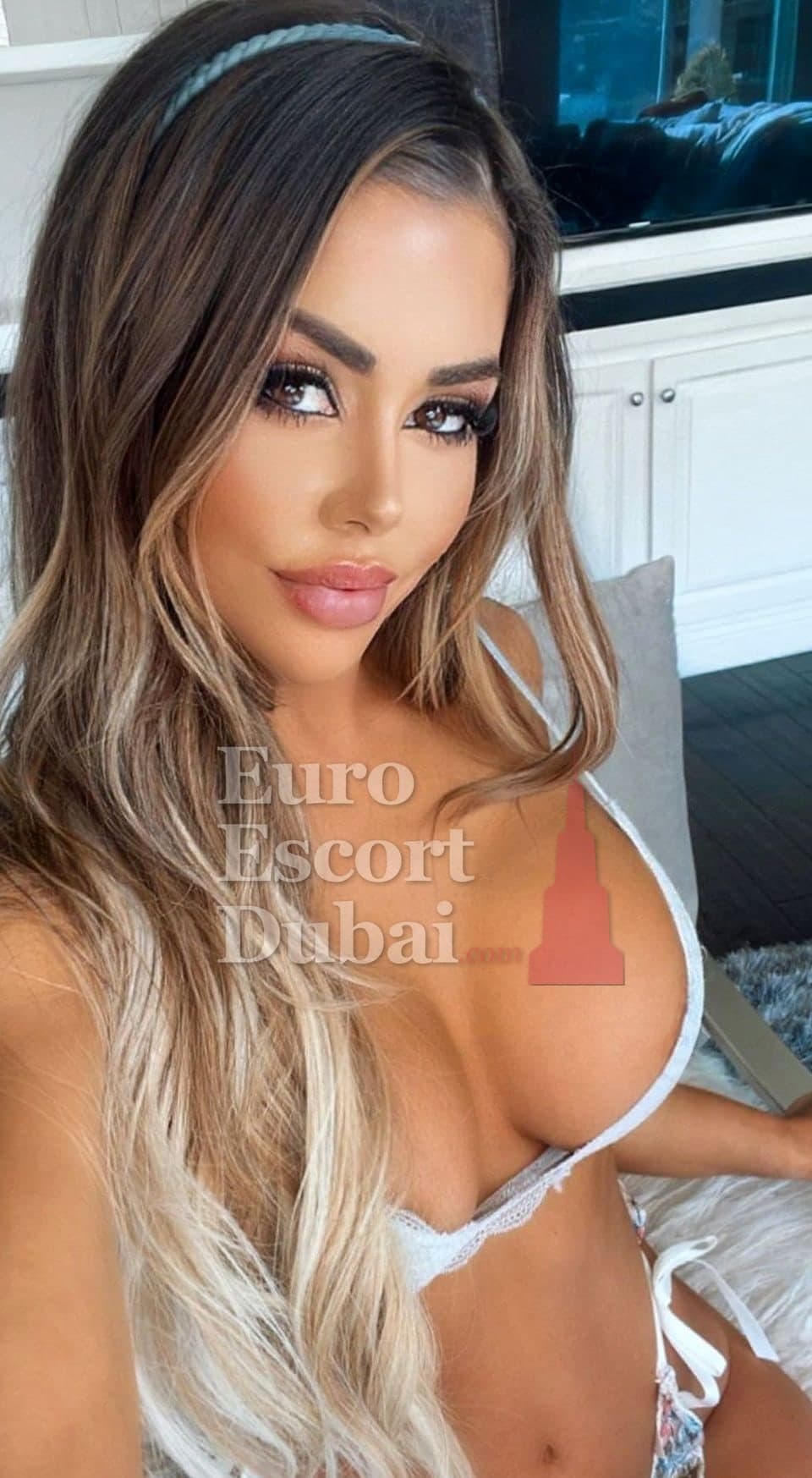Daphne, 30, escort in Dubai — brown hair, 176 cm (photo 3 of 4)