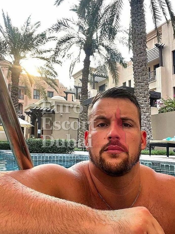 Nathan, 29, escort in Dubai — brown hair, 183 cm (photo 3 of 10)