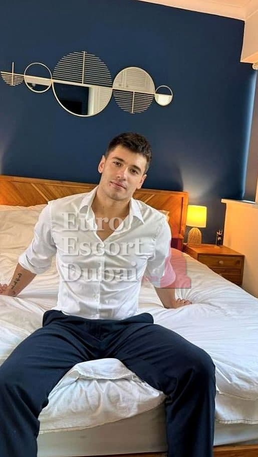 Lorenzo, 33, escort in Dubai — black hair, 180 cm (photo 1 of 12)