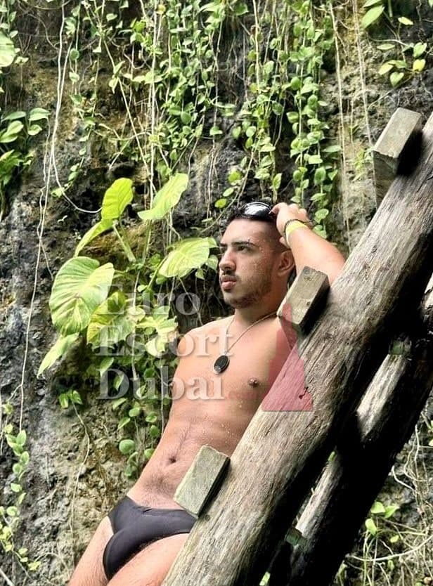 Eduardo, 21, escort in Abu Dhabi — 185 cm, black hair (photo 8 of 10)