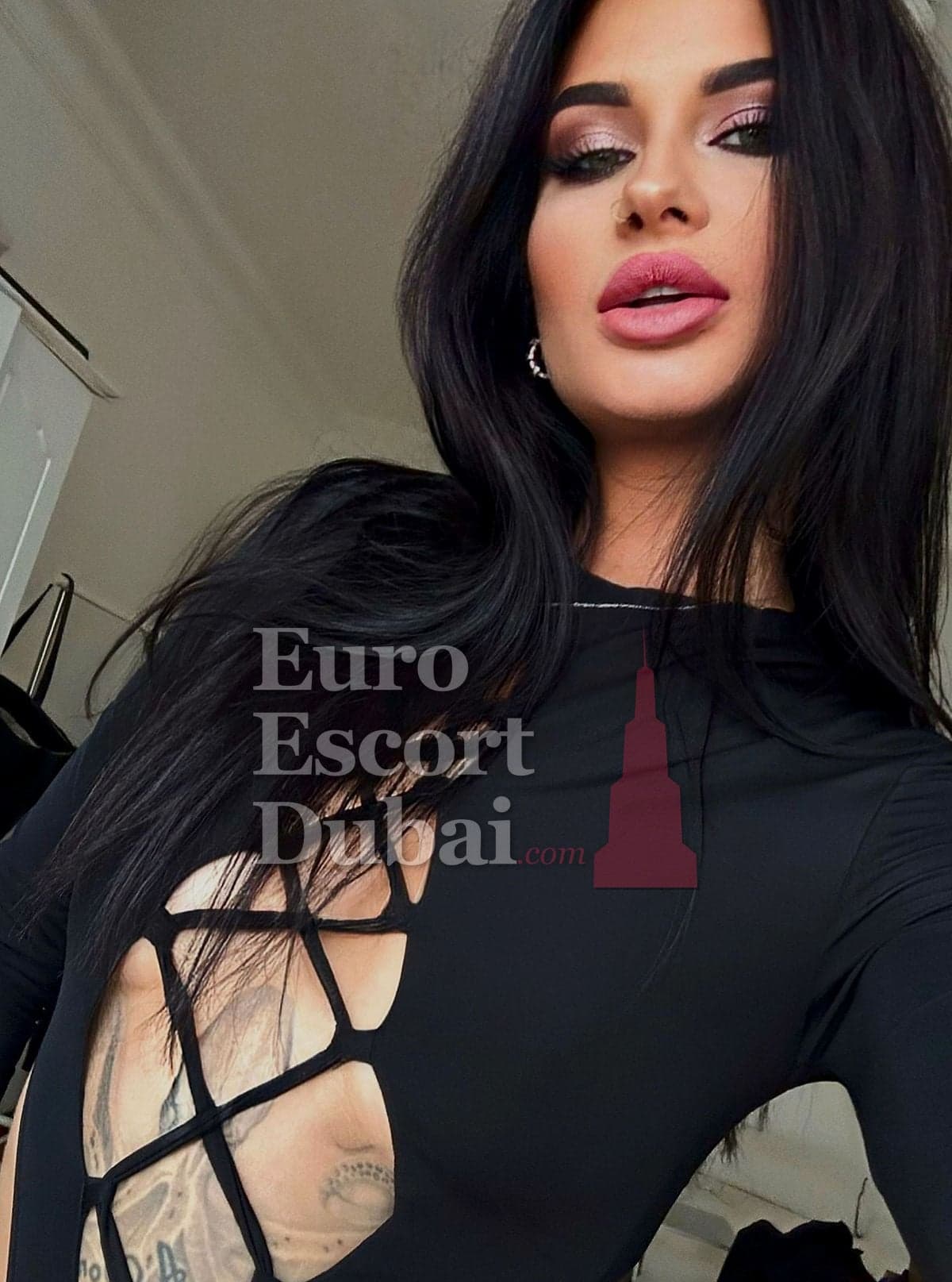 Elisa, 26, escort in Abu Dhabi — brown hair, 170 cm (photo 9 of 9)