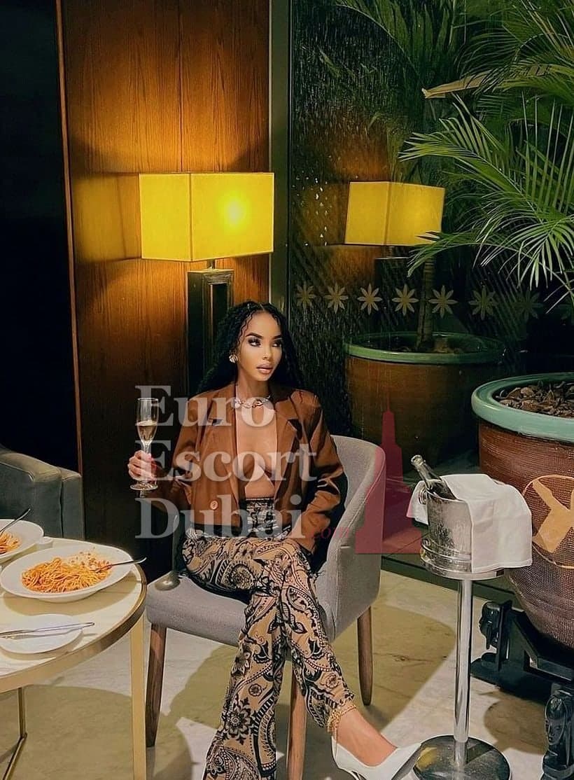 Imane, 31, escort in Dubai — Emirati, 175 cm (photo 2 of 5)