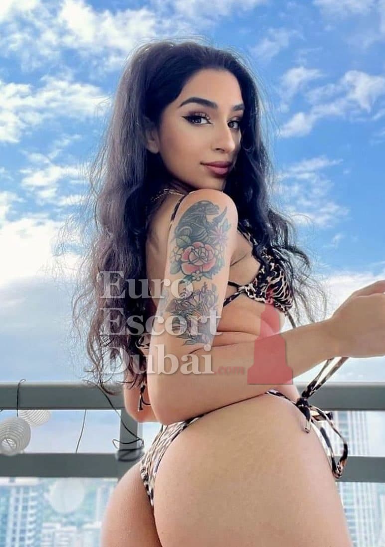 Annika, 25, escort in Dubai — 171 cm, black hair (photo 2 of 5)