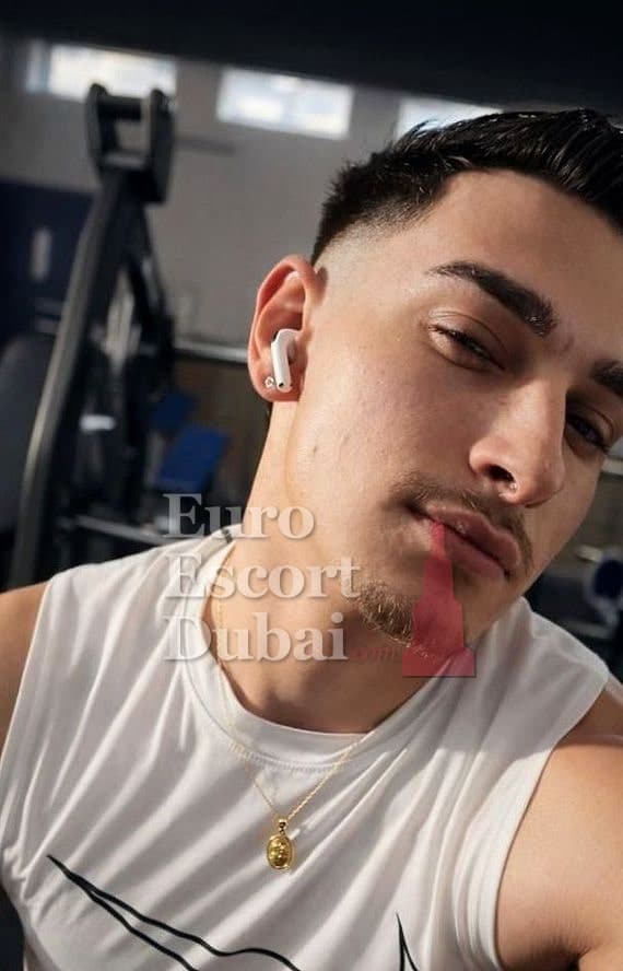 Levi, 22, escort in Dubai — 165 cm, black hair (photo 2 of 4)