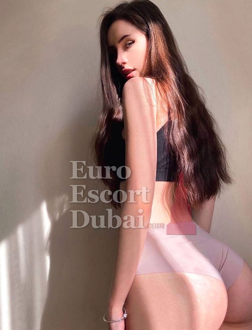 Ylva, 25, escort in Dubai — 175 cm, black hair (photo 2 of 4)