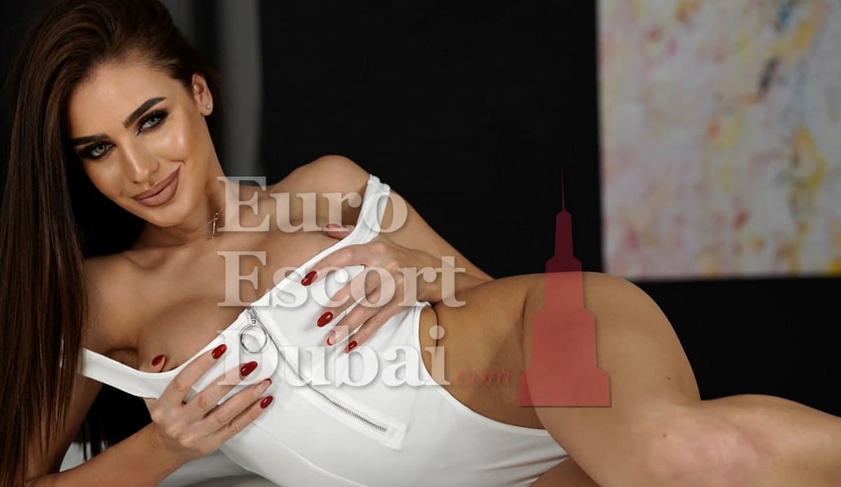 Eva, 24, escort in Dubai — Romanian, 169 cm (photo 2 of 10)