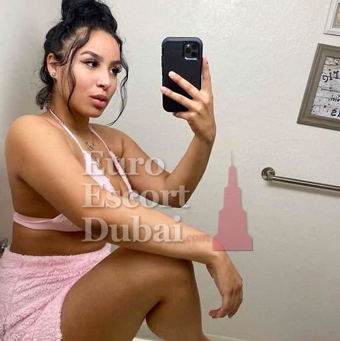 Mia, 27, escort in Abu Dhabi — 154 cm, black hair (photo 10 of 10)