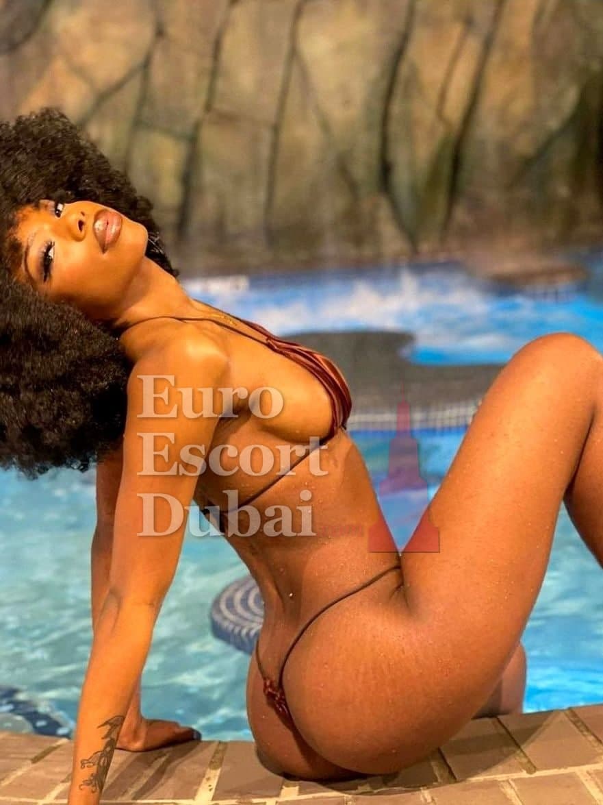 Malak, 24, escort in Dubai — Emirati, 159 cm (photo 2 of 5)