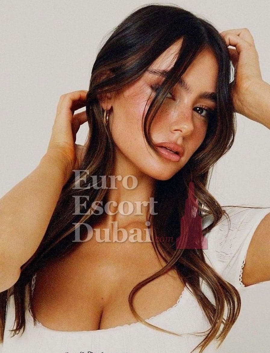 Heather, 22, escort in Dubai — French, 170 cm (photo 2 of 6)