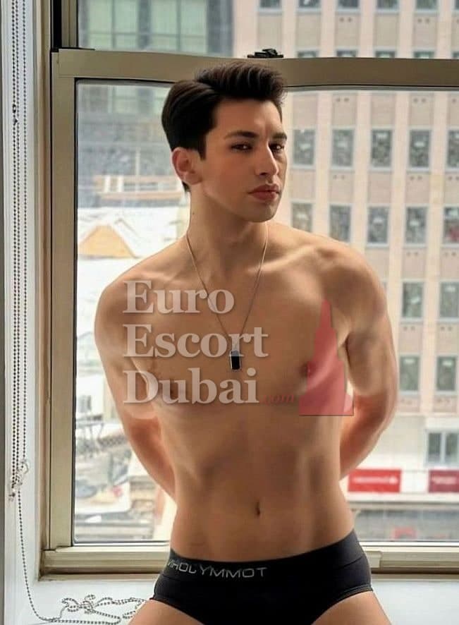 Logan, 24, escort in Al Ain — black hair, 183 cm (photo 1 of 13)