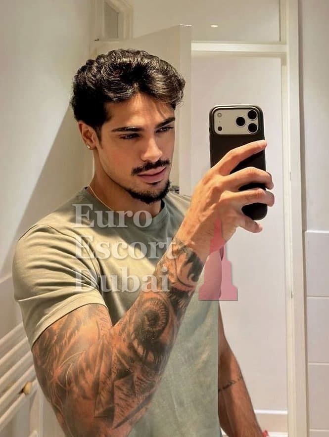 Dev, 26, escort in Dubai — black hair, 183 cm (photo 9 of 13)