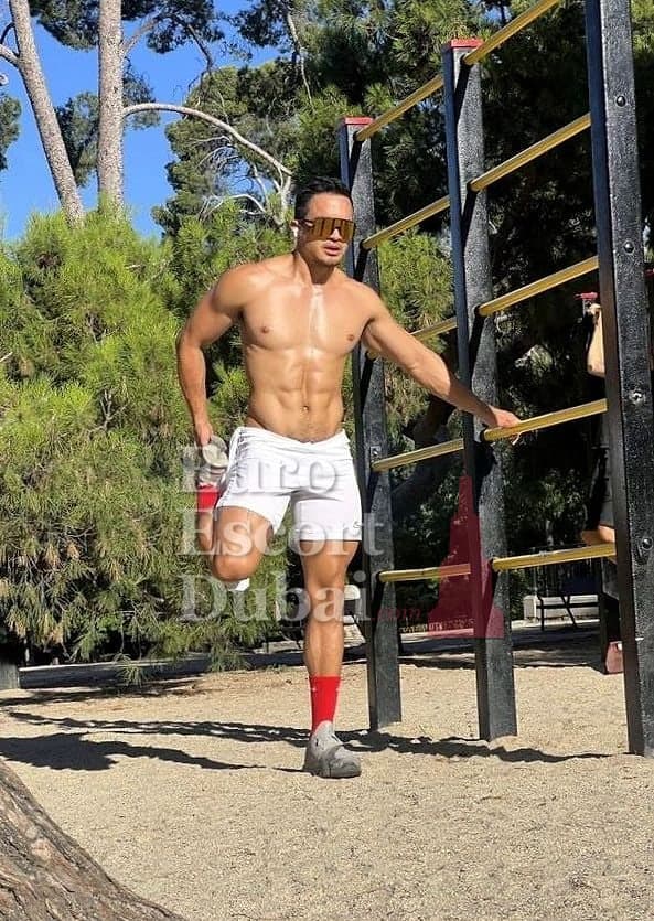 Vicente, 26, escort in Al Ain — black hair, 180 cm (photo 1 of 8)