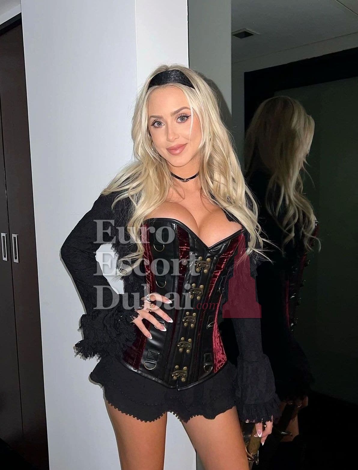 Josiane, 27, escort in Dubai — blonde hair, 168 cm (photo 1 of 10)