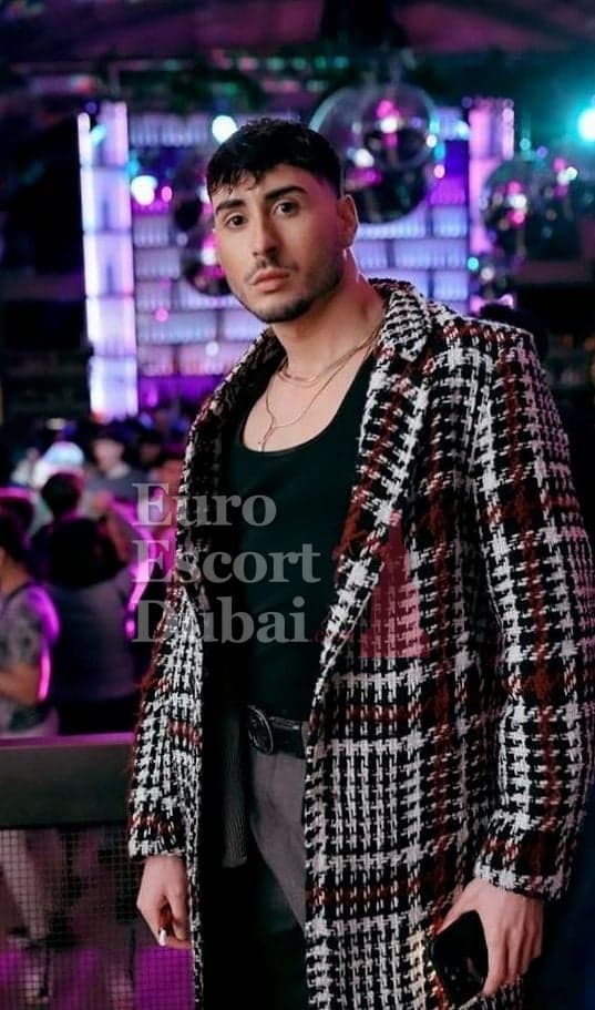 Julian, 28, escort in Dubai — 180 cm, black hair (photo 2 of 6)
