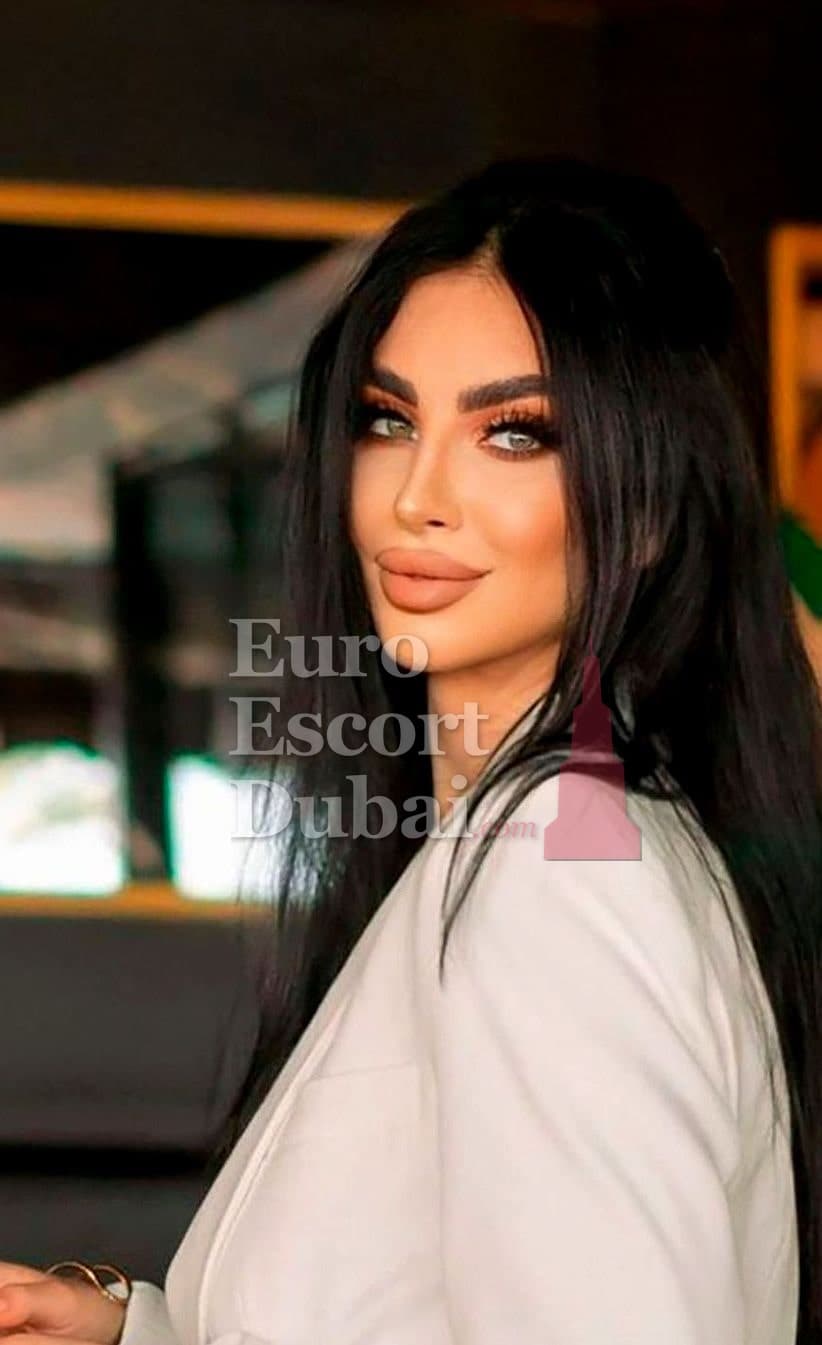 Hollie, 25, escort in Dubai — 170 cm, black hair (photo 4 of 7)