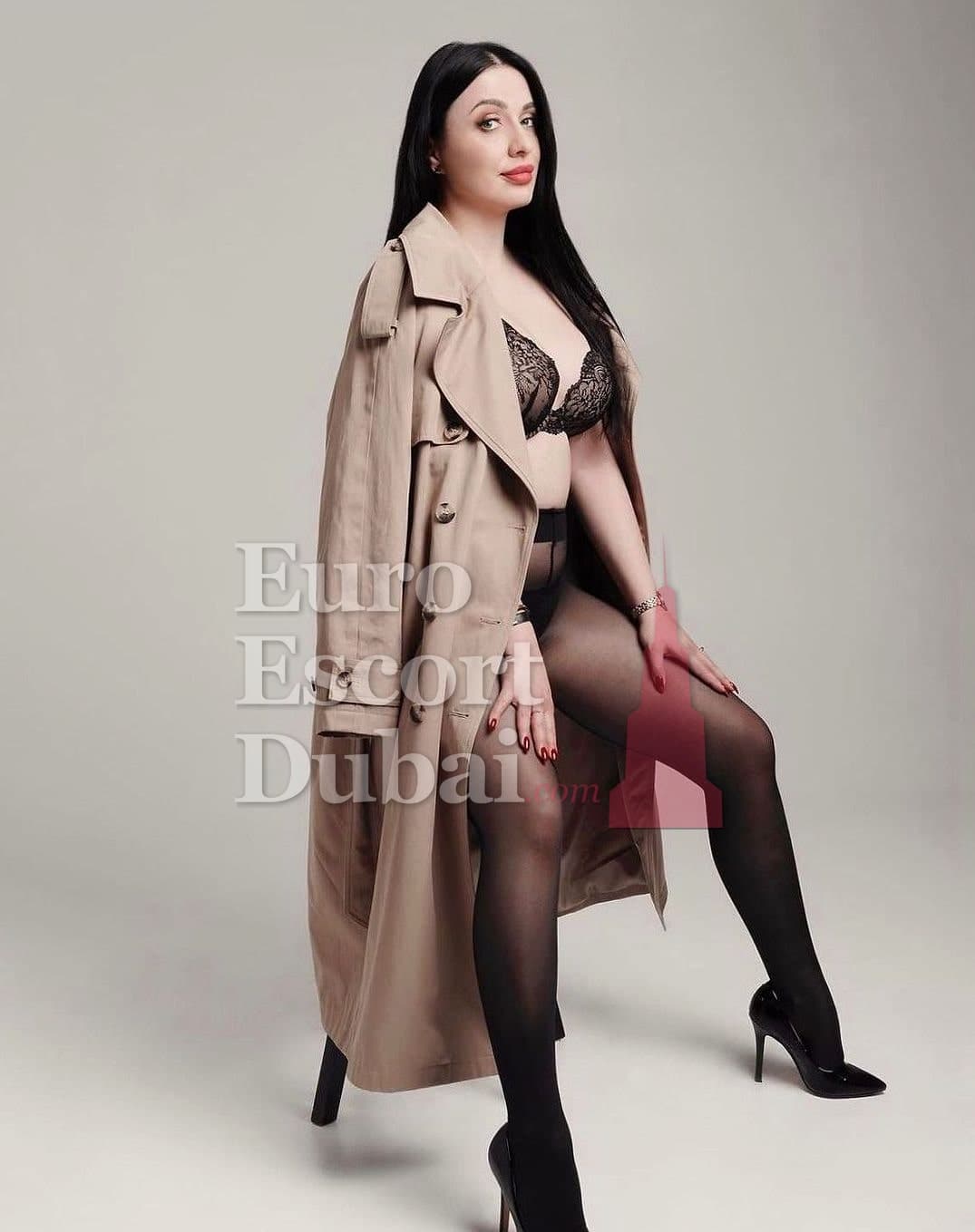 Daria, 26, escort in Dubai — 171 cm, black hair (photo 2 of 5)