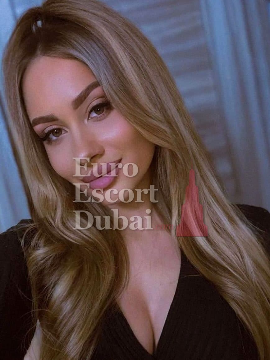 Simone, 27, escort in Dubai — 171 cm, brown hair (photo 3 of 5)